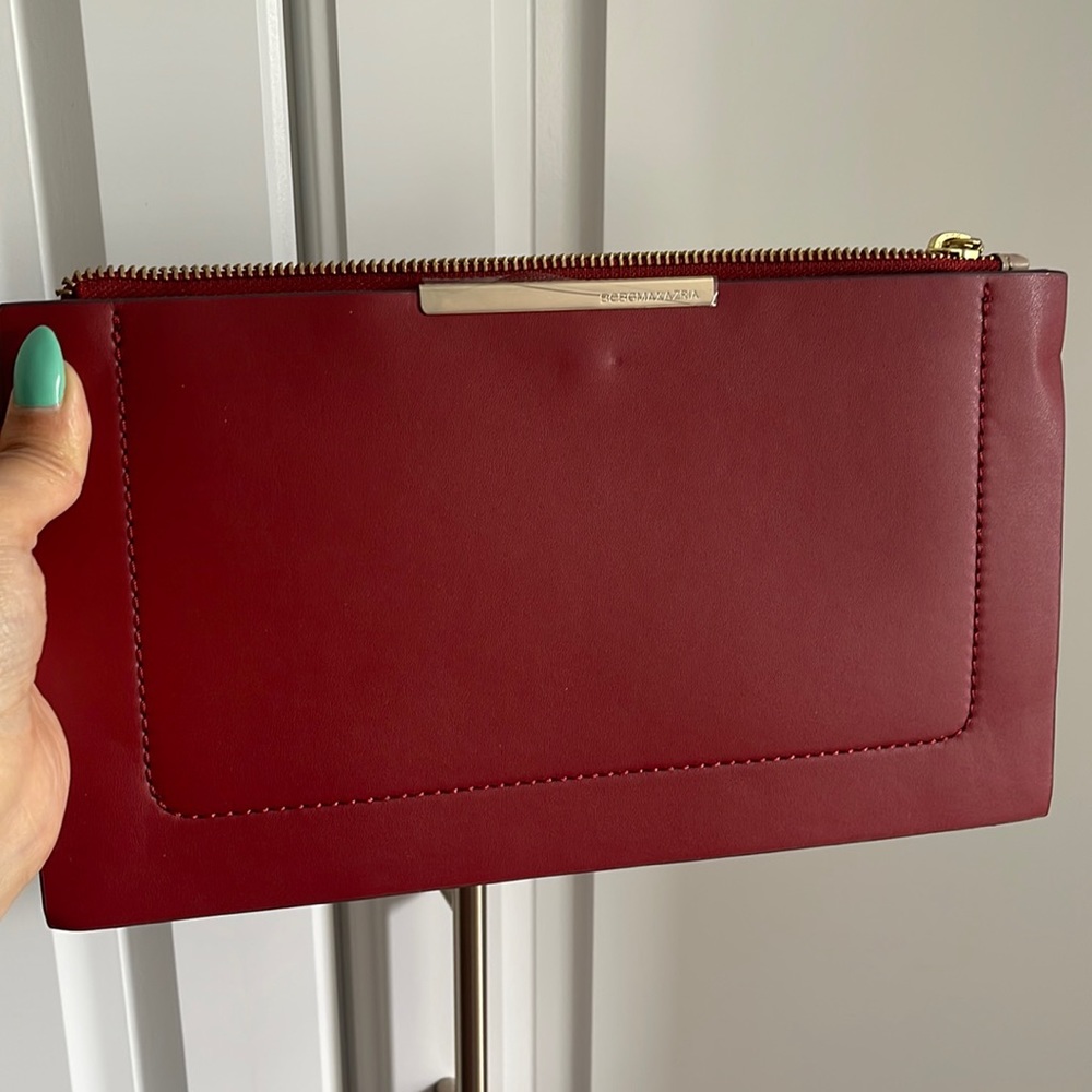 BCBG MAXAZRIA CLUTCH. NWT.